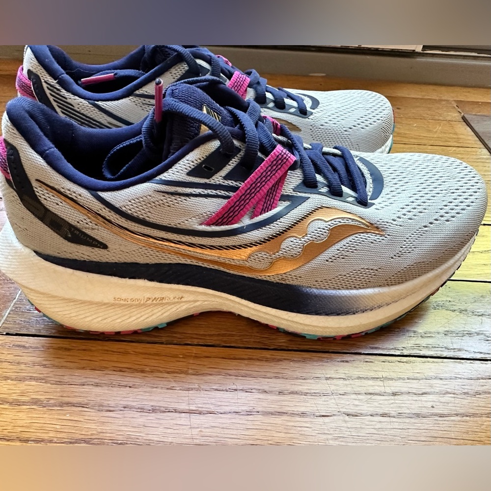 Saucony Triumph 20 running shoes, like new